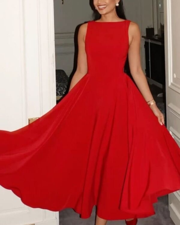 Elegante vestido midi cuello bote