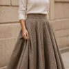 Falda Old Money Midi Waini en un look exterior