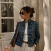 Mujer luciendo la Chaqueta Mulligan escocesa verde