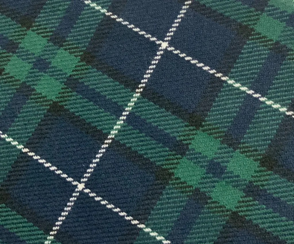 Detalle del tejido escocés verde y azul de la Chaqueta Mulligan