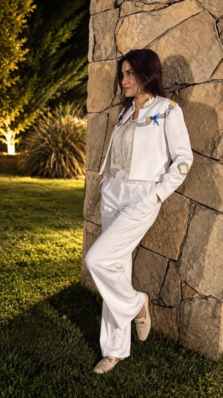 Chaqueta Ciao Blanca de Waini, vista de cuerpo entero.