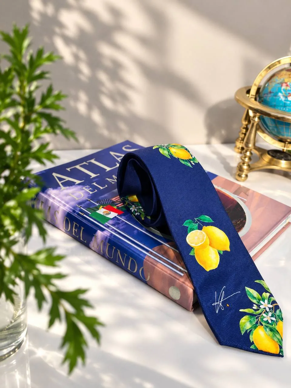 Corbata azul con diseño de limones de Amalfi.