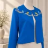 Chaqueta azul Amalfi en maniquí con detalle bordado.