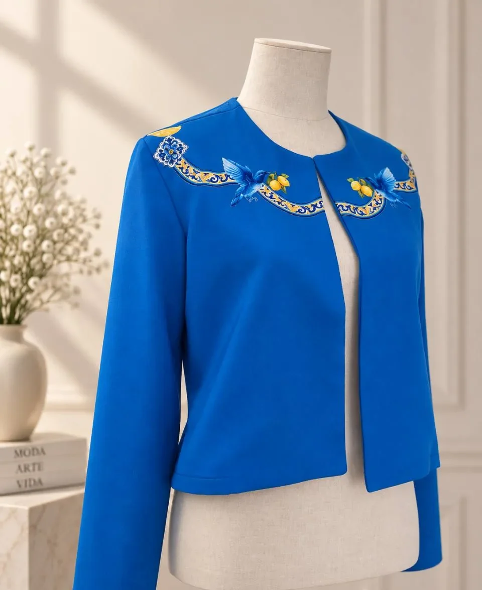 Chaqueta azul Amalfi en maniquí con detalle bordado.