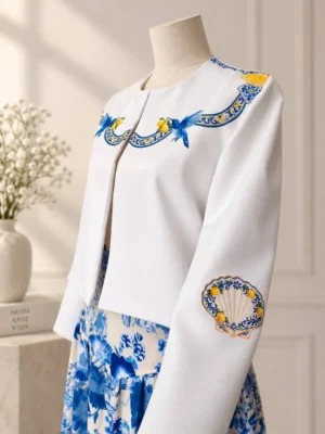 waini-media-amalfi-chaqueta-blanca-detalle Detalle de chaqueta blanca Amalfi con bordado de limones y aves.