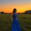 Vestido Vita azul de Waini al atardecer.