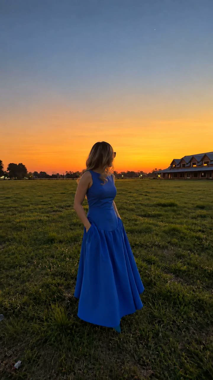 Vestido Vita azul de Waini al atardecer.
